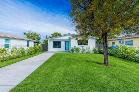 House in Hallandale Beach, Florida 3 bedrooms, 117.99 sq.m. № 2021971 - photo 22