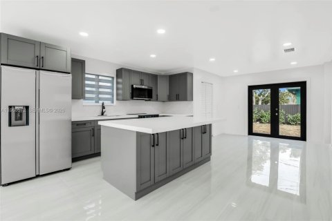House in Hallandale Beach, Florida 3 bedrooms, 117.99 sq.m. № 2021971 - photo 4