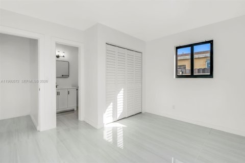 House in Hallandale Beach, Florida 3 bedrooms, 117.99 sq.m. № 2021971 - photo 14