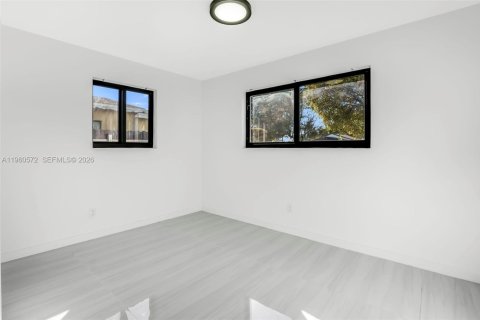 House in Hallandale Beach, Florida 3 bedrooms, 117.99 sq.m. № 2021971 - photo 12