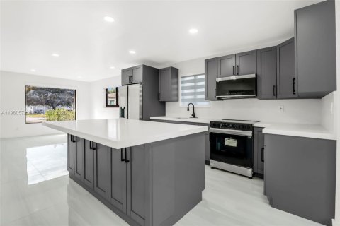 House in Hallandale Beach, Florida 3 bedrooms, 117.99 sq.m. № 2021971 - photo 6