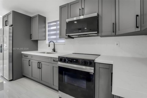 House in Hallandale Beach, Florida 3 bedrooms, 117.99 sq.m. № 2021971 - photo 7