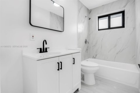 House in Hallandale Beach, Florida 3 bedrooms, 117.99 sq.m. № 2021971 - photo 20