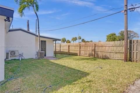 House in Miramar, Florida 4 bedrooms, 131.46 sq.m. № 1995017 - photo 24