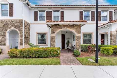 Townhouse in West Palm Beach, Florida 3 bedrooms, 153.75 sq.m. № 1695590 - photo 2