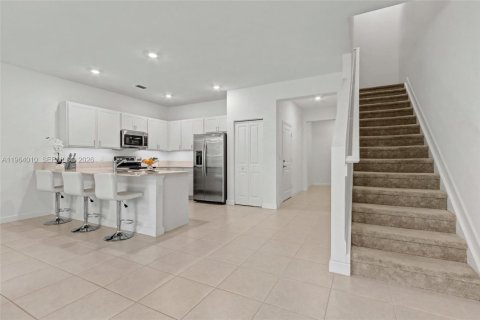 Townhouse in Lake Worth, Florida 4 bedrooms, 171.96 sq.m. № 2026576 - photo 8