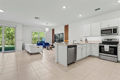 Townhouse in Lake Worth, Florida 4 bedrooms, 171.96 sq.m. № 2026576 - photo 5