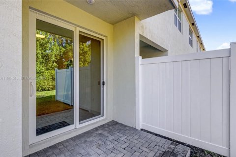 Townhouse in Lake Worth, Florida 4 bedrooms, 171.96 sq.m. № 2026576 - photo 14