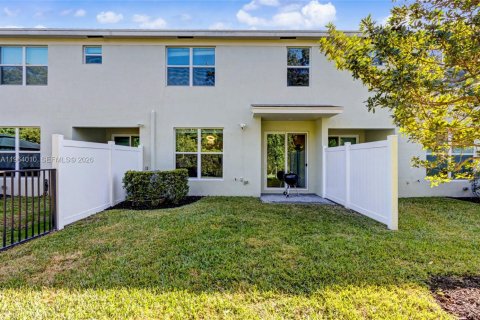 Townhouse in Lake Worth, Florida 4 bedrooms, 171.96 sq.m. № 2026576 - photo 13