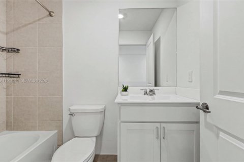 Townhouse in Lake Worth, Florida 4 bedrooms, 171.96 sq.m. № 2026576 - photo 18