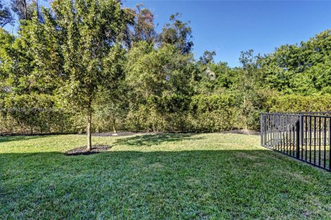 Townhouse in Lake Worth, Florida 4 bedrooms, 171.96 sq.m. № 2026576 - photo 11