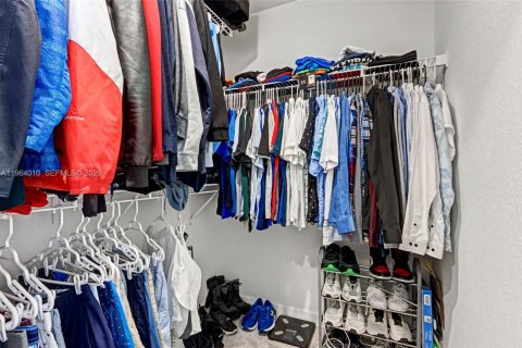 Townhouse in Lake Worth, Florida 4 bedrooms, 171.96 sq.m. № 2026576 - photo 24