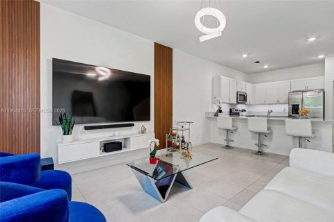 Townhouse in Lake Worth, Florida 4 bedrooms, 171.96 sq.m. № 2026576 - photo 3