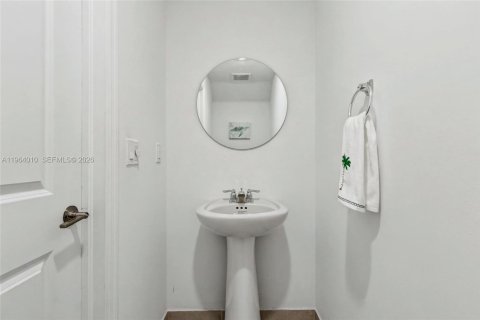 Townhouse in Lake Worth, Florida 4 bedrooms, 171.96 sq.m. № 2026576 - photo 10