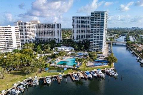 Condominio en venta en Hallandale Beach, Florida, 2 dormitorios, 118.91 m2 № 1818276 - foto 2