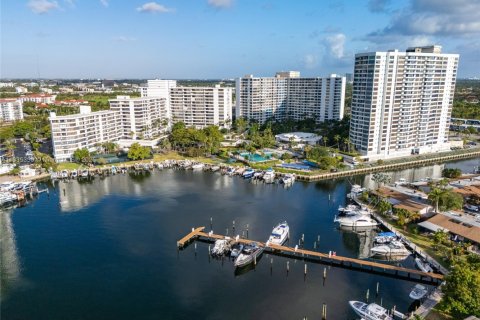 Condominio en venta en Hallandale Beach, Florida, 2 dormitorios, 118.91 m2 № 1818276 - foto 1