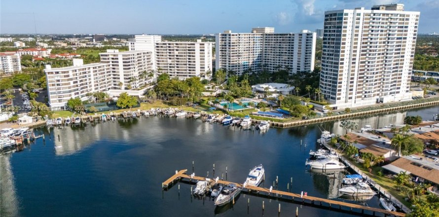 Condominio en Hallandale Beach, Florida, 2 dormitorios  № 1818276