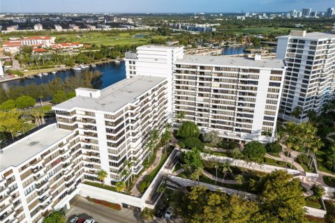 Condominio en venta en Hallandale Beach, Florida, 2 dormitorios, 118.91 m2 № 1818276 - foto 5