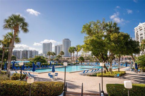 Condominio en venta en Hallandale Beach, Florida, 2 dormitorios, 118.91 m2 № 1818276 - foto 21