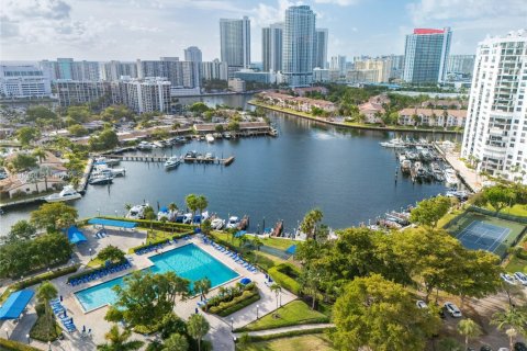 Condominio en venta en Hallandale Beach, Florida, 2 dormitorios, 118.91 m2 № 1818276 - foto 12