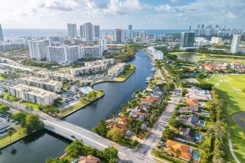 Condominio en venta en Hallandale Beach, Florida, 2 dormitorios, 118.91 m2 № 1818276 - foto 9