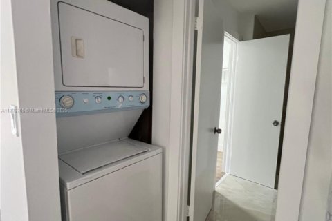 Condo in Miami, Florida, 1 bedroom  № 1944814 - photo 6