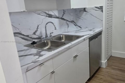 Condo in Miami, Florida, 1 bedroom  № 1944814 - photo 10