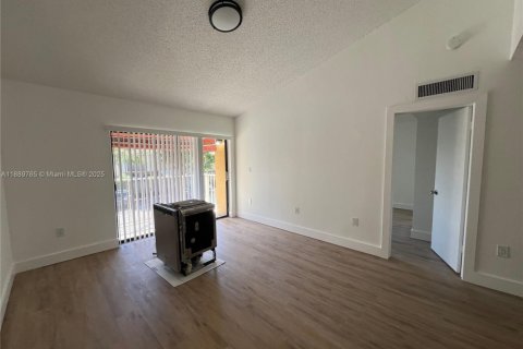 Condo in Miami, Florida, 1 bedroom  № 1944814 - photo 3