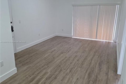 Condo in Miami, Florida, 1 bedroom  № 1944814 - photo 4