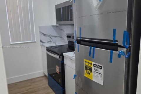 Condo in Miami, Florida, 1 bedroom  № 1944814 - photo 12