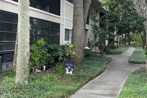 Condo in Temple Terrace, Florida, 2 bedrooms  № 910762 - photo 1