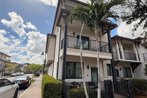 Adosado en alquiler en Doral, Florida, 4 dormitorios, 200.95 m2 № 2042499 - foto 2