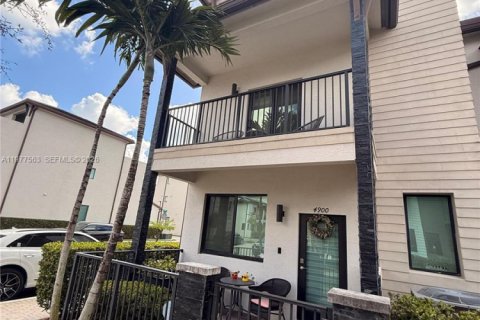 Adosado en Doral, Florida 4 dormitorios, 200.95 m2 № 2042499