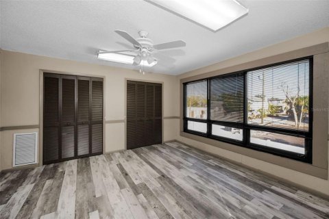 Commercial property in Saint Petersburg, Florida 169.55 sq.m. № 2290563 - photo 27