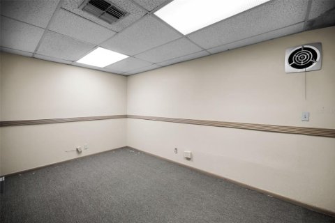 Commercial property in Saint Petersburg, Florida 169.55 sq.m. № 2290563 - photo 15