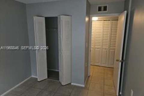 Condo in West Palm Beach, Florida, 2 bedrooms  № 2031747 - photo 10