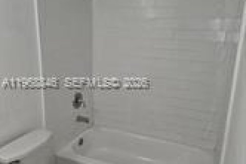 Condo in West Palm Beach, Florida, 2 bedrooms  № 2031747 - photo 16