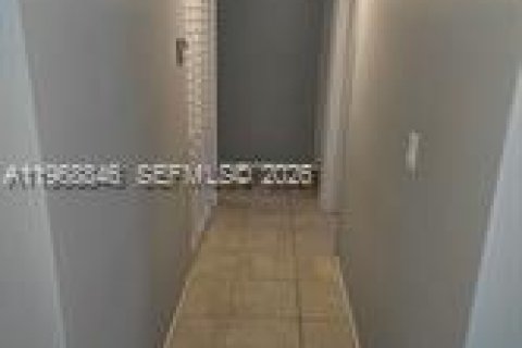 Condo in West Palm Beach, Florida, 2 bedrooms  № 2031747 - photo 7