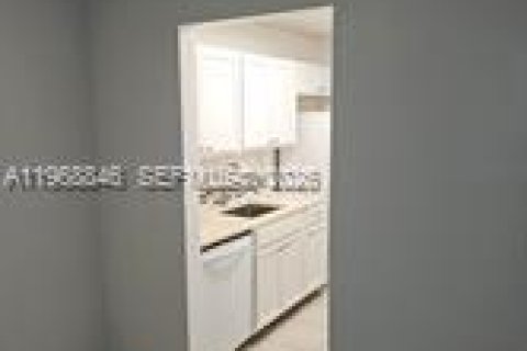Condo in West Palm Beach, Florida, 2 bedrooms  № 2031747 - photo 5