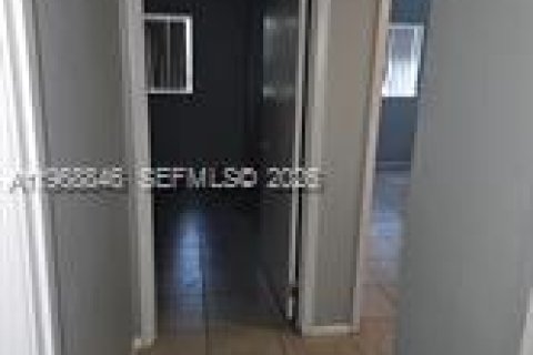 Condo in West Palm Beach, Florida, 2 bedrooms  № 2031747 - photo 11