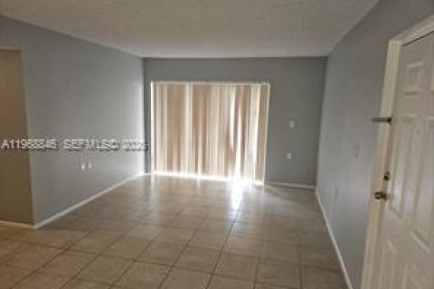 Condominio en West Palm Beach, Florida, 2 dormitorios  № 2031747