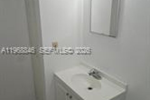 Condo in West Palm Beach, Florida, 2 bedrooms  № 2031747 - photo 15