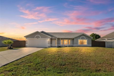 Casa en Port St. Lucie, Florida 3 dormitorios, 176.51 m2 № 1996641