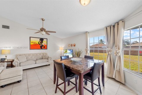 Casa en venta en Port St. Lucie, Florida, 3 dormitorios, 176.51 m2 № 1996641 - foto 12