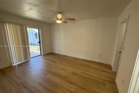 House in Miami, Florida 2 bedrooms, 105.07 sq.m. № 1874442 - photo 5