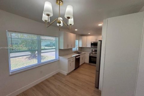House in Miami, Florida 2 bedrooms, 105.07 sq.m. № 1874442 - photo 4