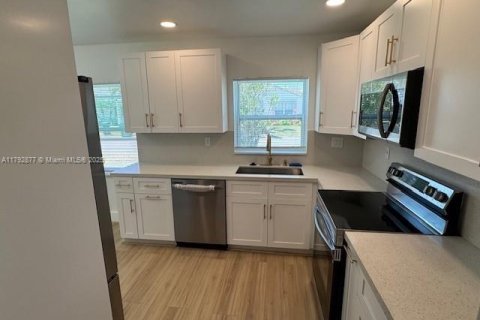 House in Miami, Florida 2 bedrooms, 105.07 sq.m. № 1874442 - photo 2