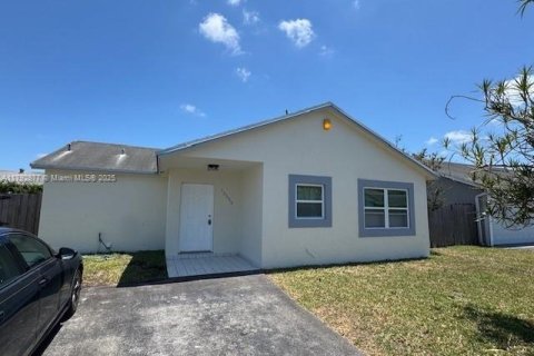 House in Miami, Florida 2 bedrooms, 105.07 sq.m. № 1874442 - photo 1