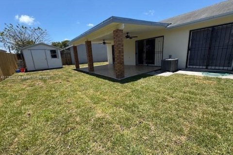 House in Miami, Florida 2 bedrooms, 105.07 sq.m. № 1874442 - photo 13