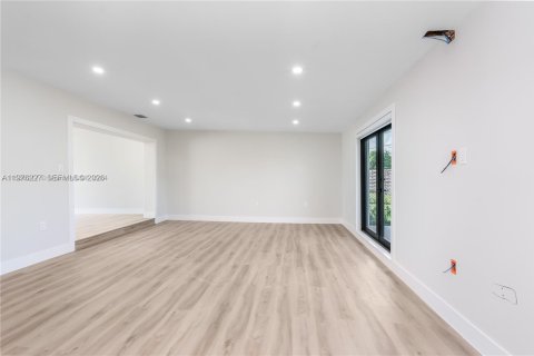 Casa en alquiler en Miami, Florida, 3 dormitorios, 205.69 m2 № 2052283 - foto 17